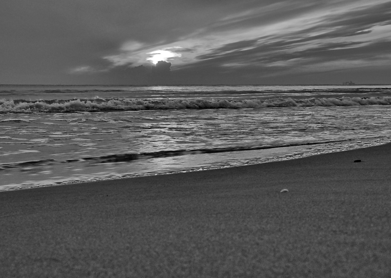 sonnenaufgang am strand von baabe ...