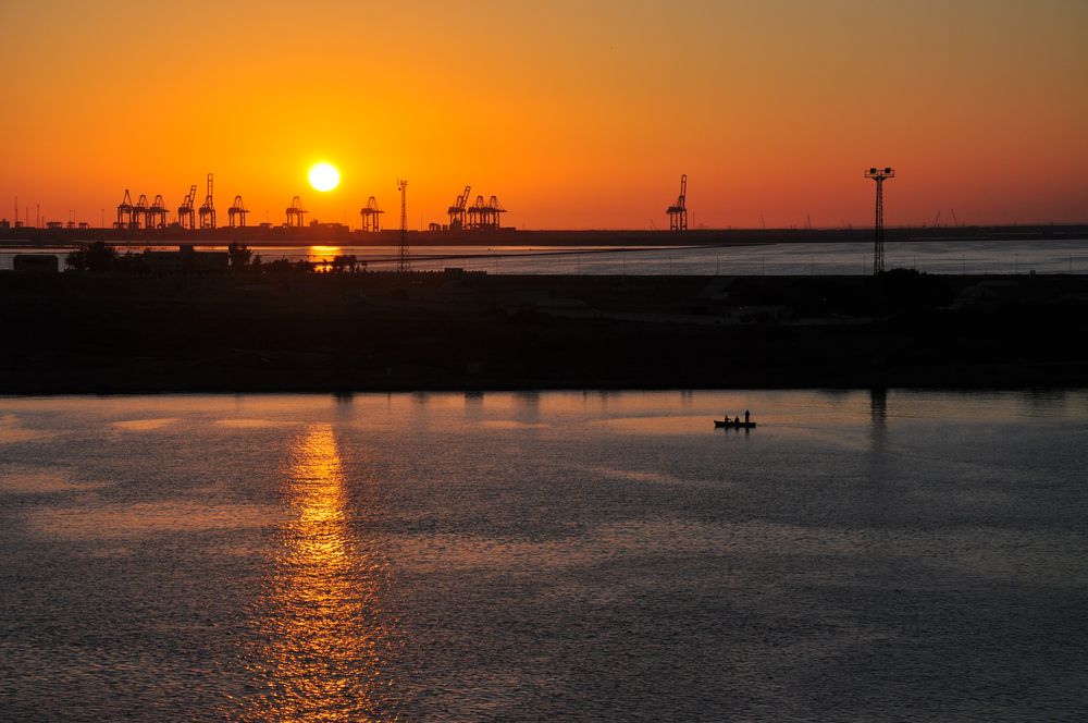 Sonnenaufgang am Suez Kanal