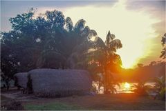 Sonnenaufgang am Suriname Rivier 