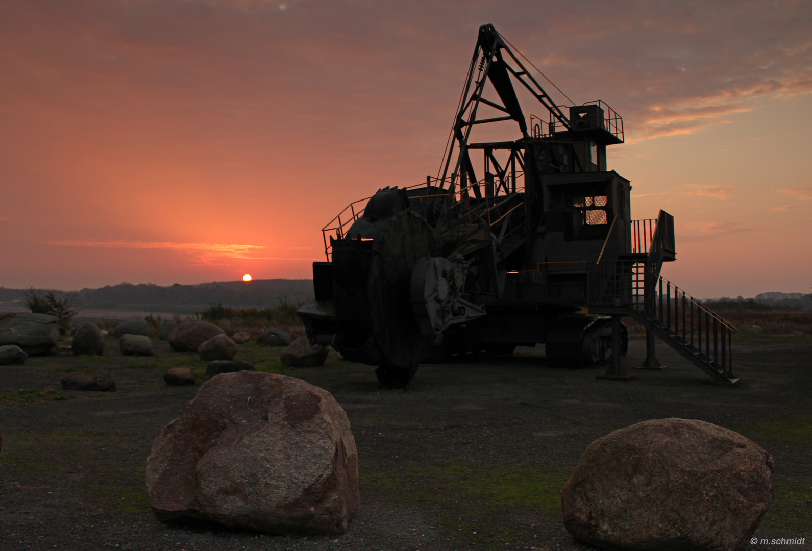 Sonnenaufgang am Tagebau (Abraumbagger)