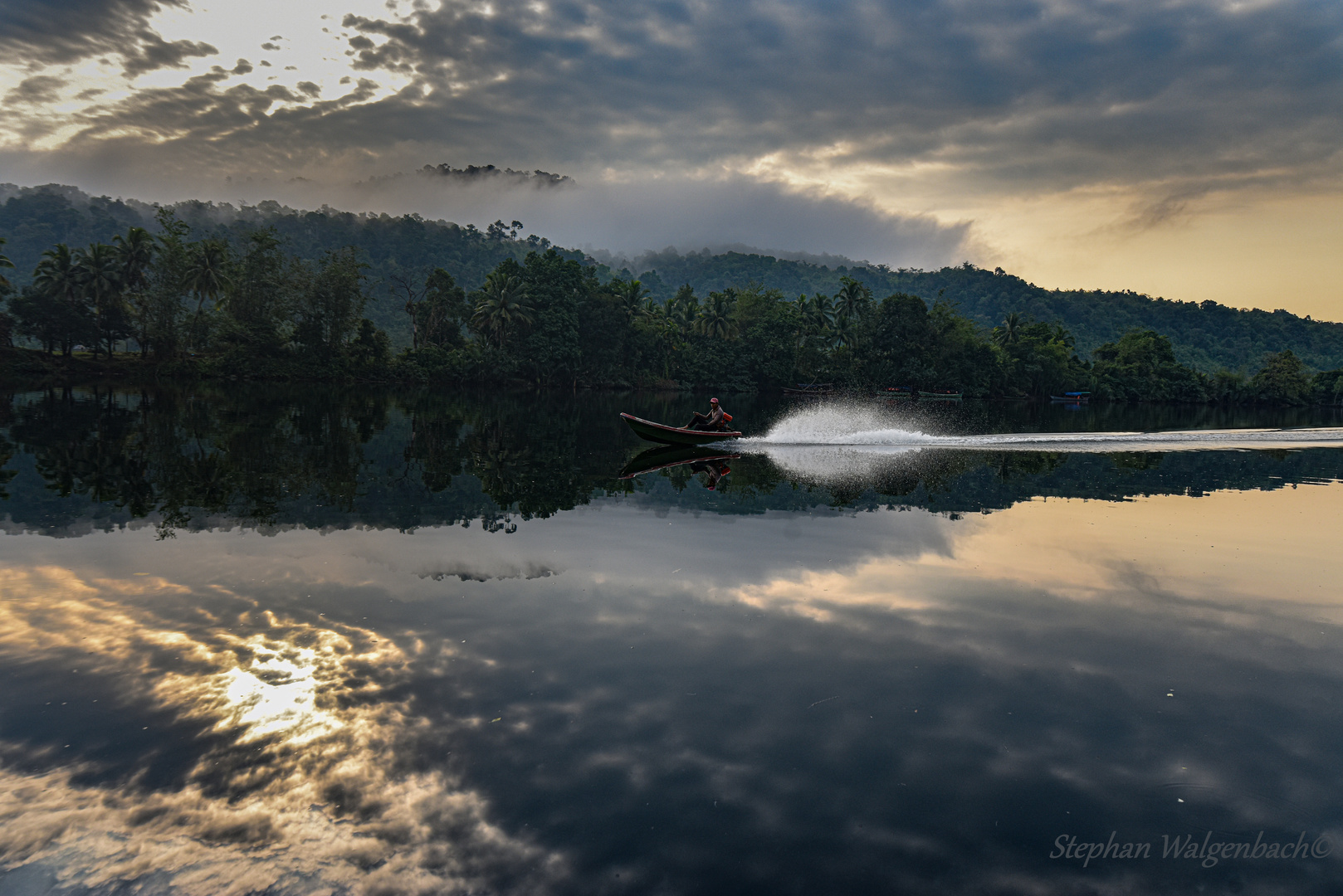 Sonnenaufgang am Tatai River mit Speedboot