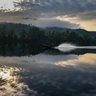 Sonnenaufgang am Tatai River mit Speedboot