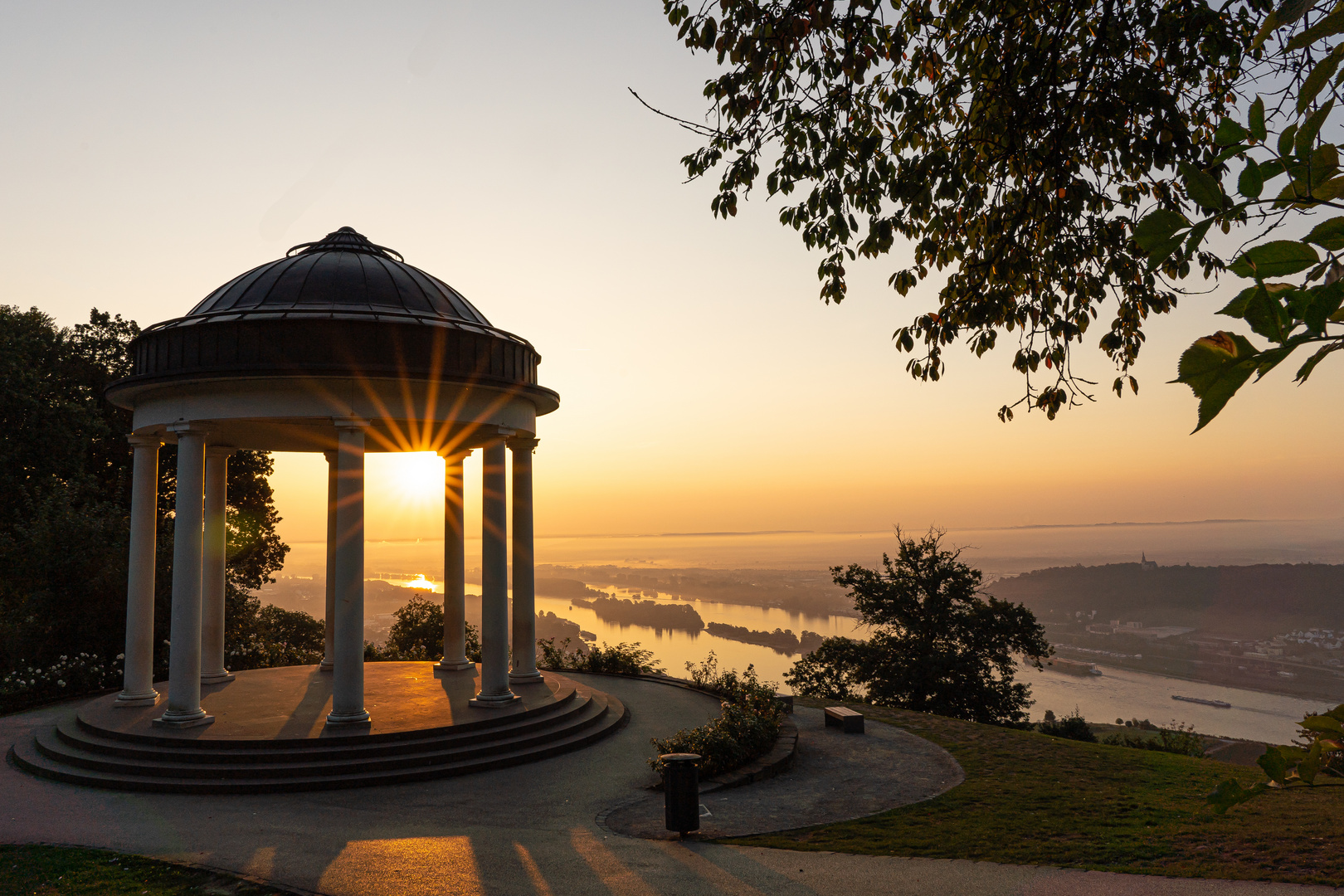 Sonnenaufgang am Tempel