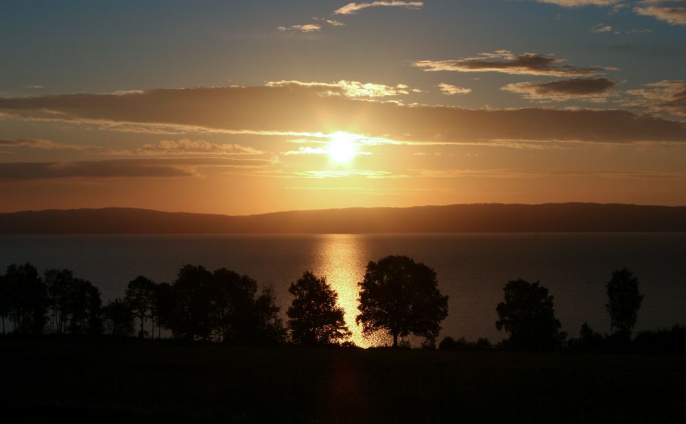 sonnenaufgang am vätternsee, schweden