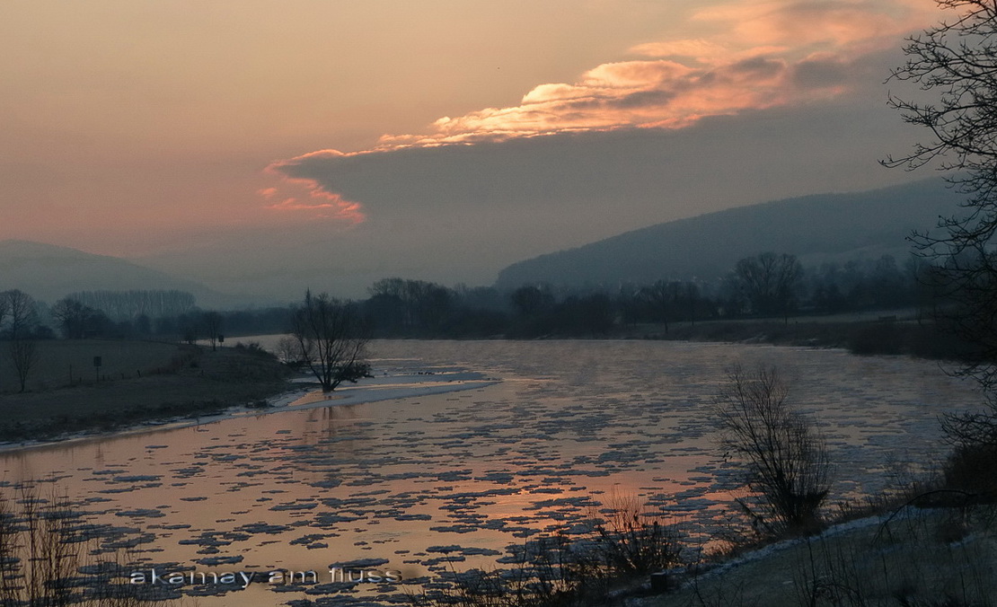 Sonnenaufgang am vereisten Fluss