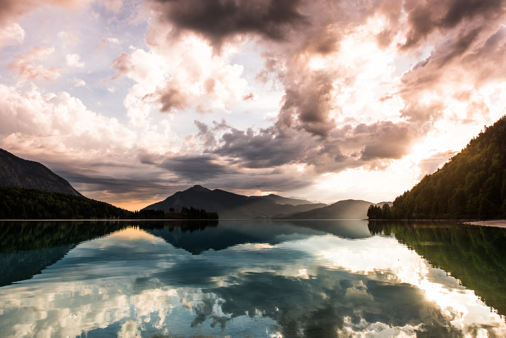 Sonnenaufgang am Walchensee - Bayern