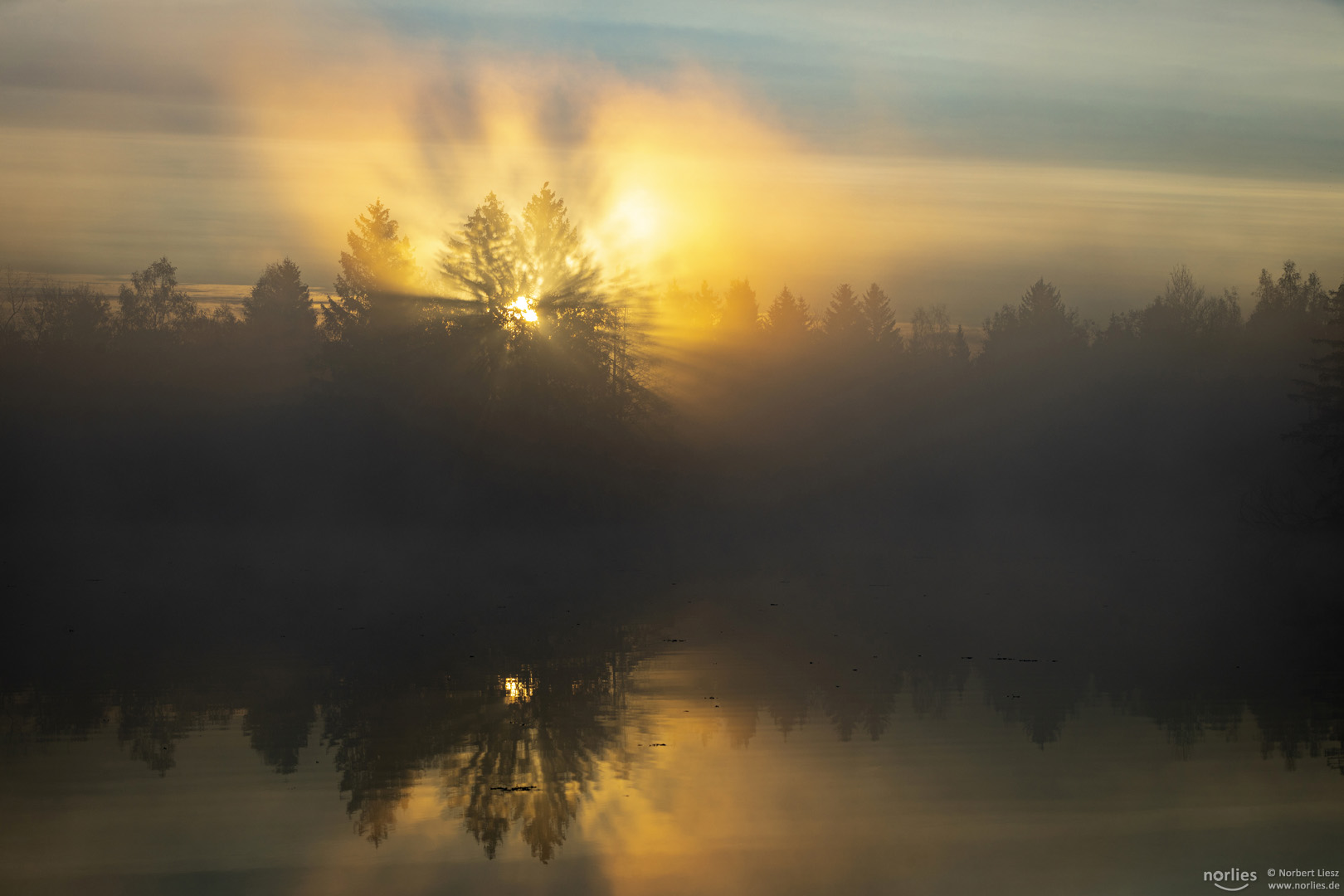 Sonnenaufgang am Wasser