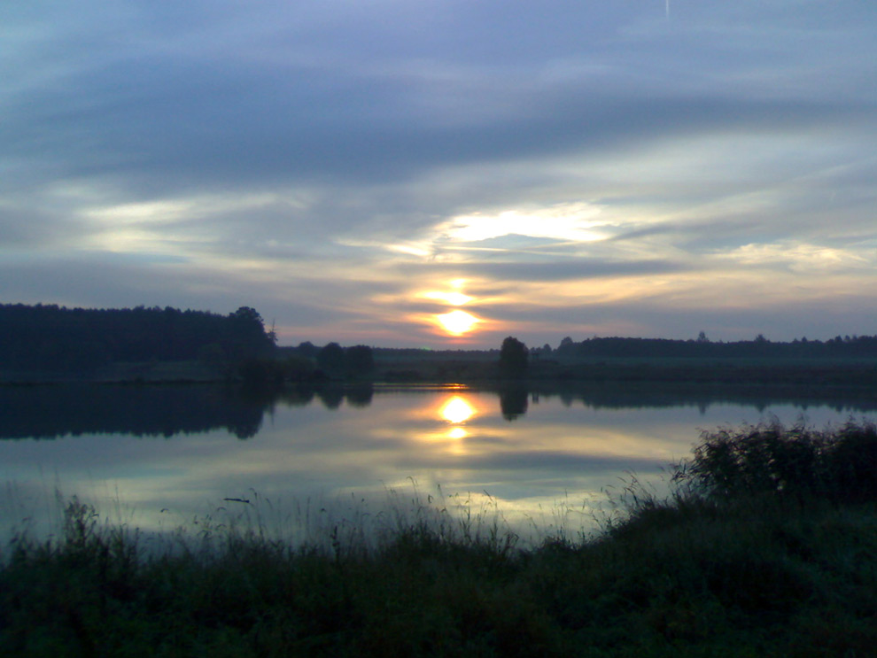 Sonnenaufgang am Wasser