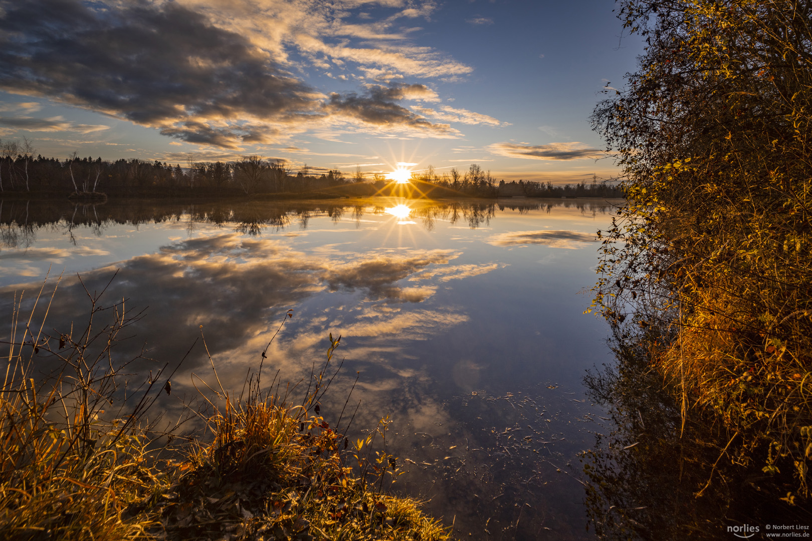 Sonnenaufgang am Wasser