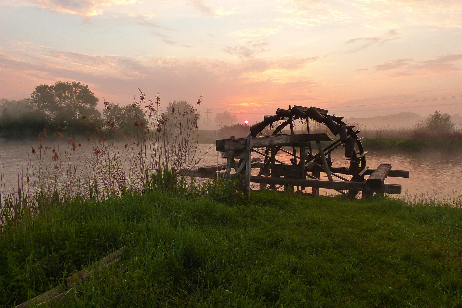 Sonnenaufgang am Wasserrad.