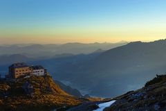 Sonnenaufgang am Watzmannhaus