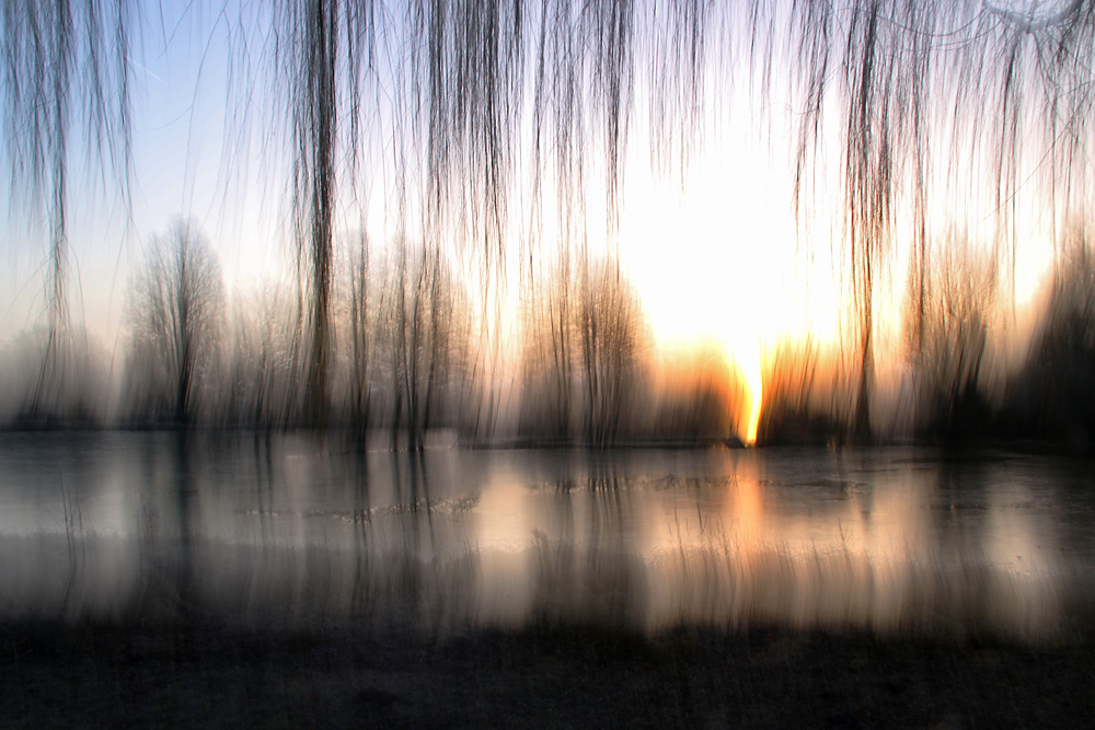 Sonnenaufgang am Weiher mit Wischeffekten