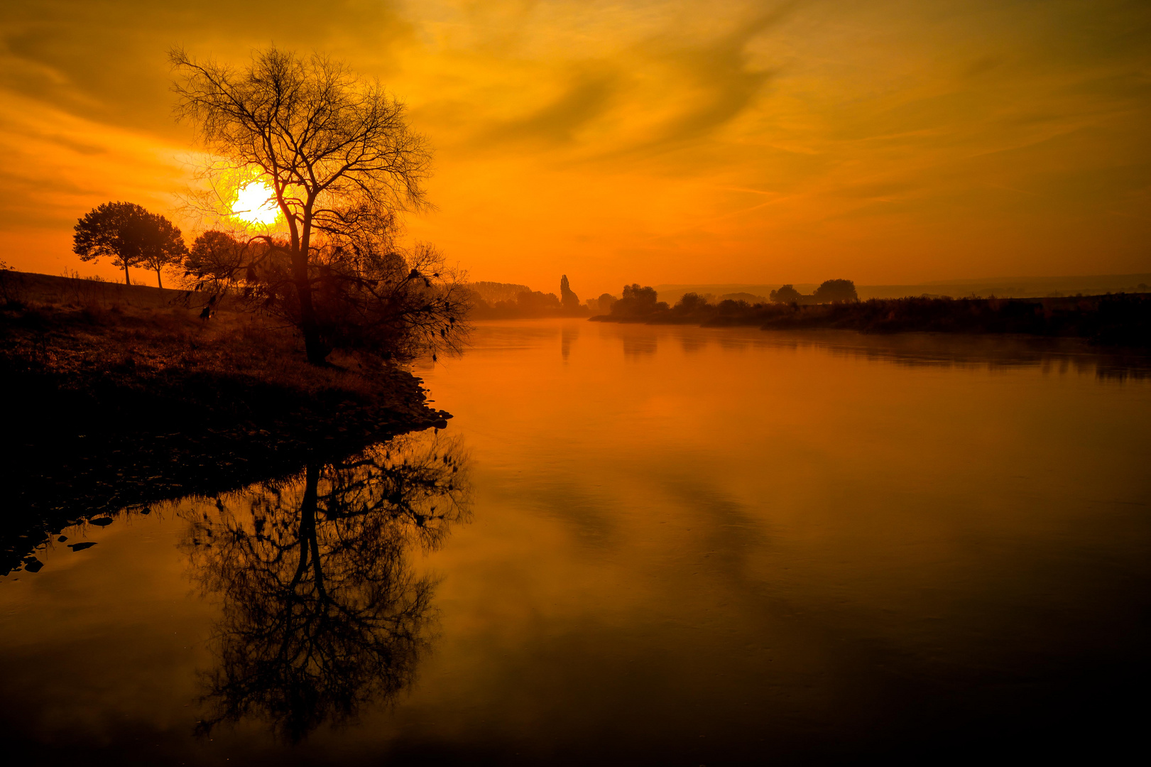 Sonnenaufgang am Weserufer