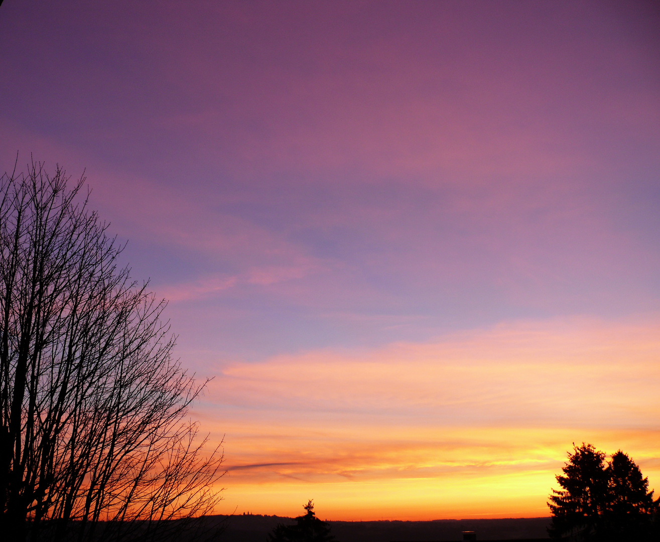 Sonnenaufgang am Winterhimmel