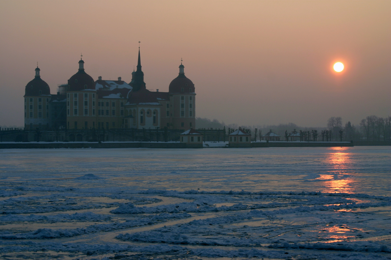 Sonnenaufgang am winterlichen Schloss Moritzburg