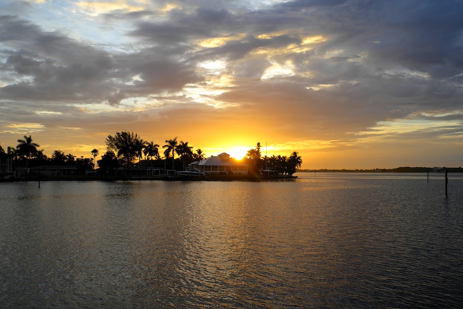 Sonnenaufgang am Yachtclub