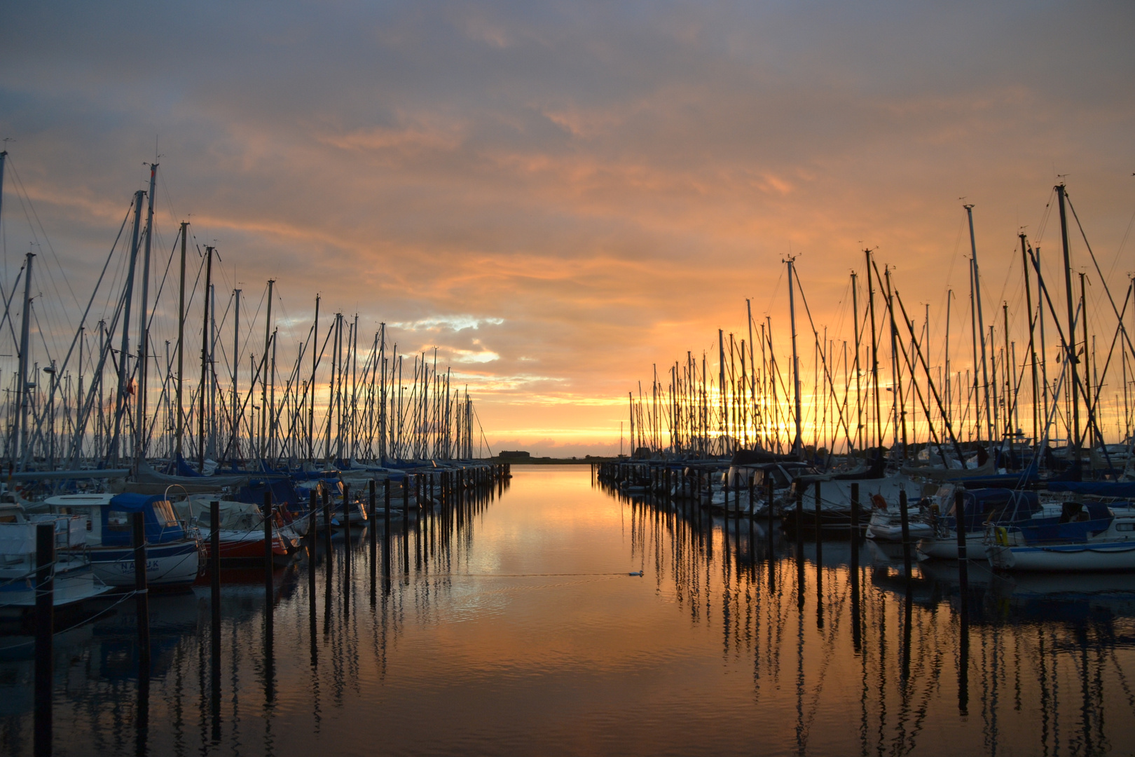 Sonnenaufgang am Yachthafen