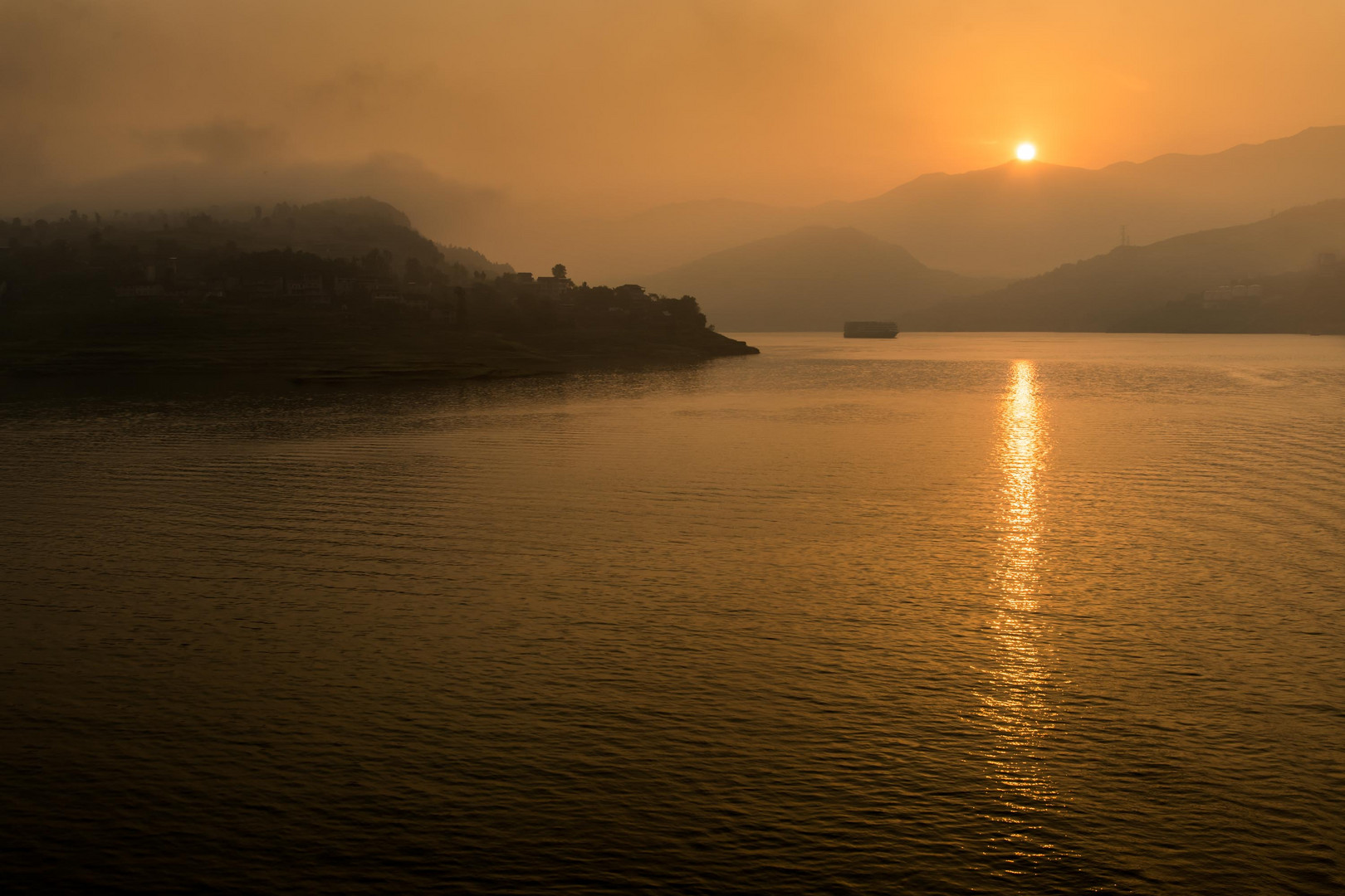 Sonnenaufgang am Yangtze Fluss. China/ Mai 2018