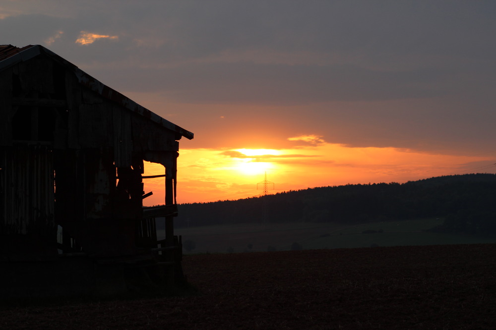 Sonnenaufgang an alter Hütte