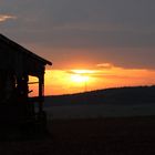 Sonnenaufgang an alter Hütte