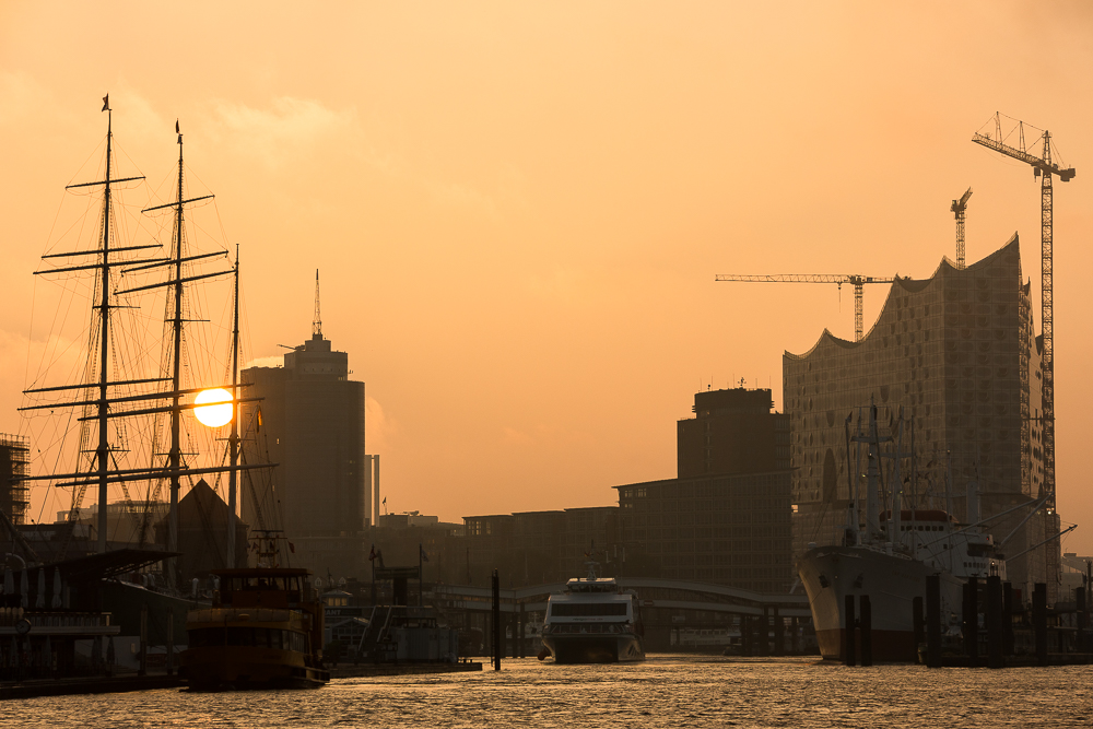 Sonnenaufgang an den Landungsbrücken