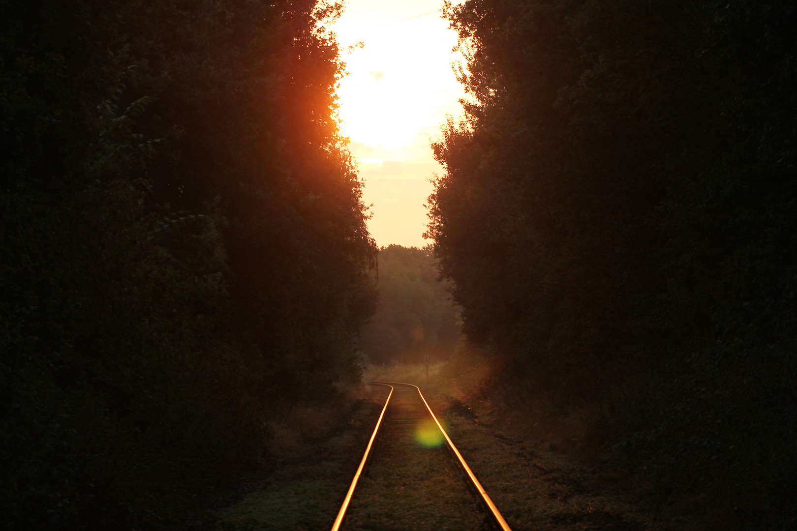 Sonnenaufgang an den Schienen