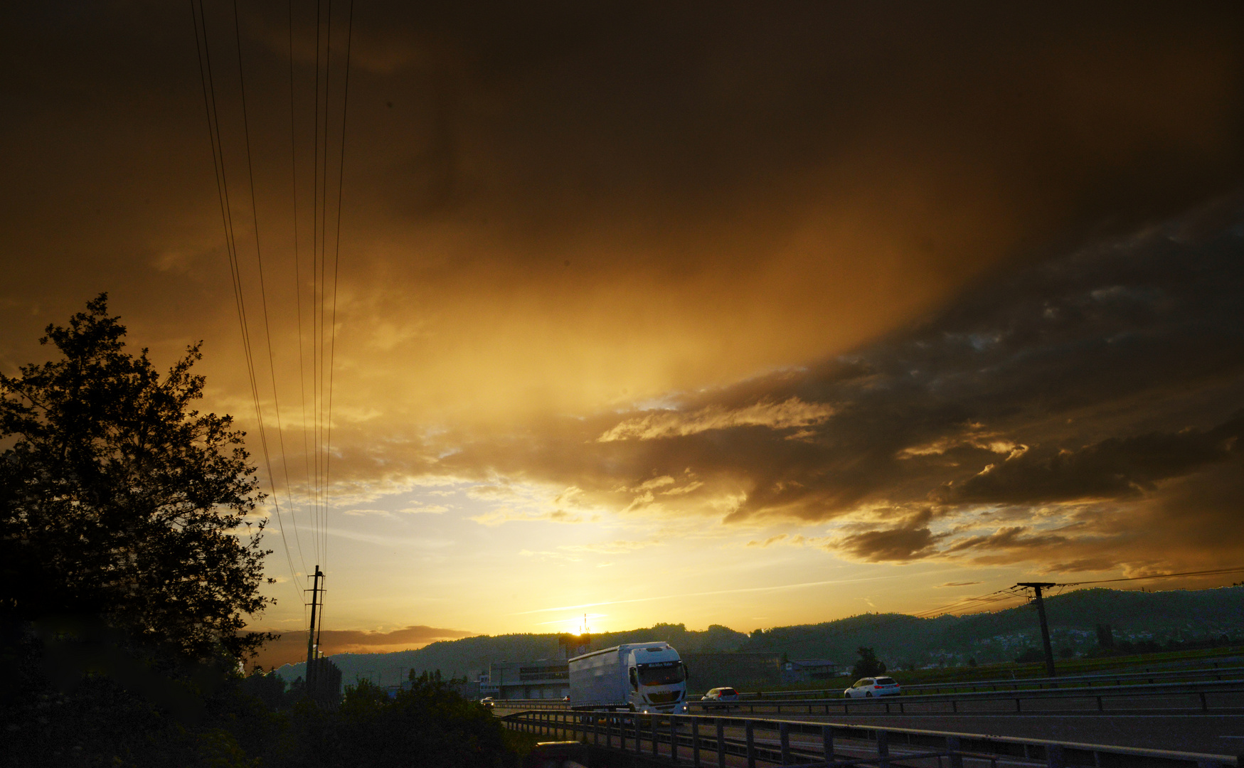 Sonnenaufgang an der A1 zwischen Zürich und Basel