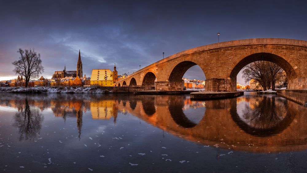 Sonnenaufgang an der alten steinernen Brücke in Regensburg