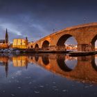 Sonnenaufgang an der alten steinernen Brücke in Regensburg