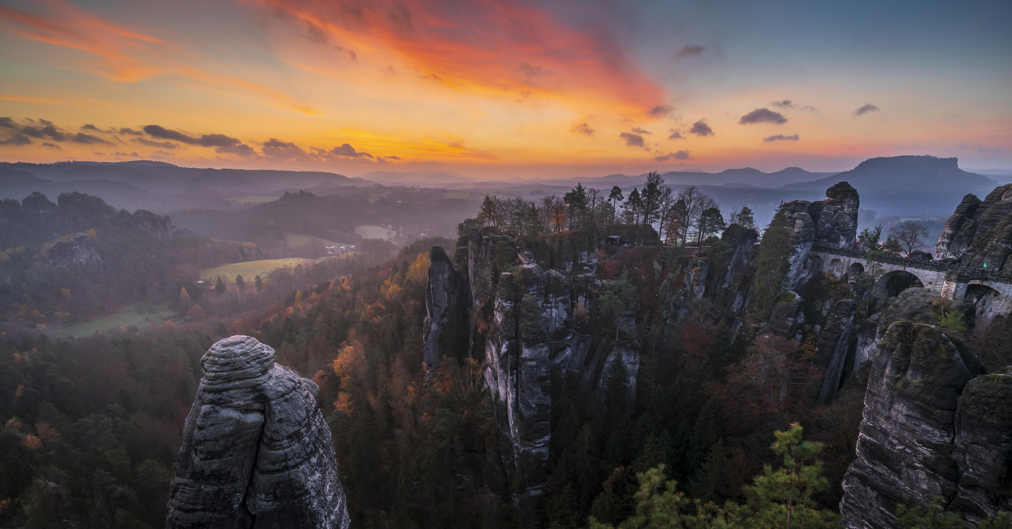 Sonnenaufgang an der Basteibrücke in der Sächsischen Schweiz