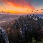 Sonnenaufgang an der Basteibrücke in der Sächsischen Schweiz