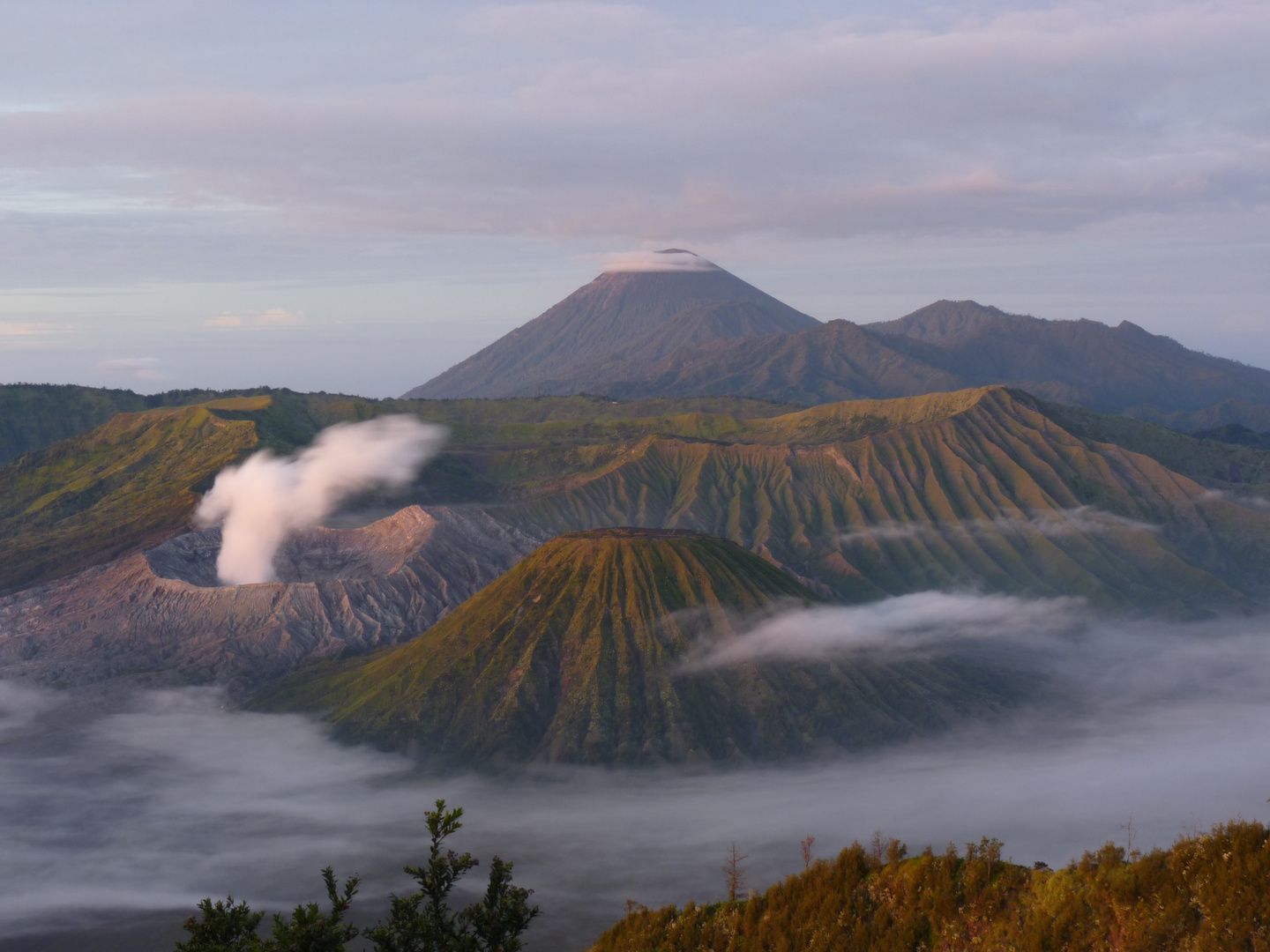 Sonnenaufgang an der Bromo-Tengger-Semeru Caldera