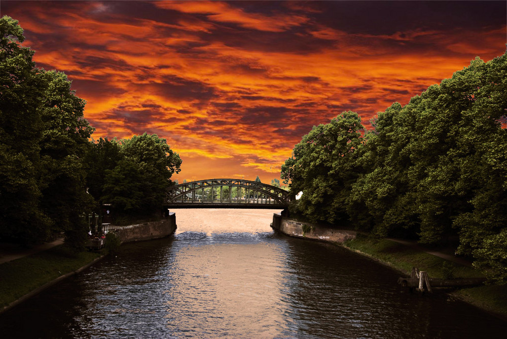 Sonnenaufgang an der Brücke