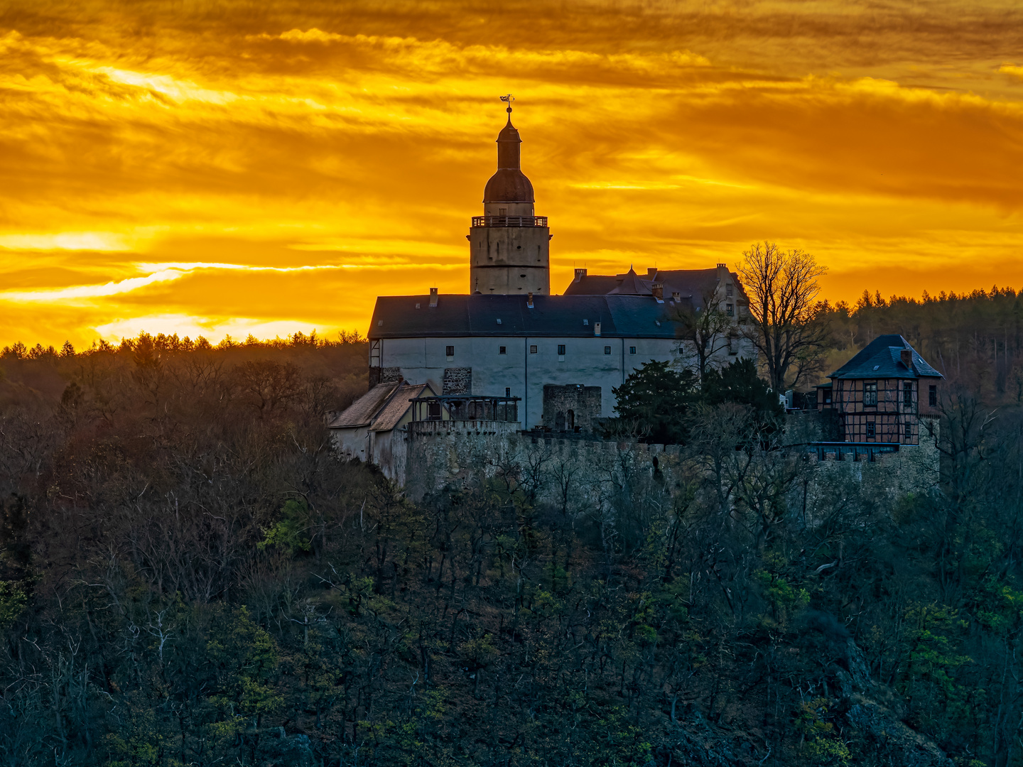 Sonnenaufgang an der Burg Falkenstein