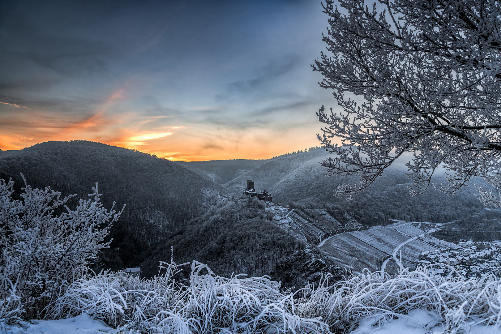 Sonnenaufgang an der Burg Thurant