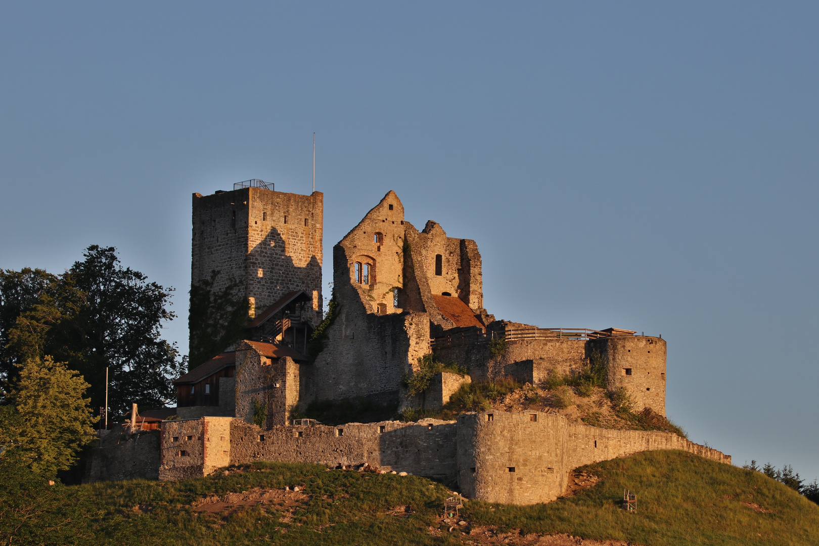 Sonnenaufgang an der Burgruine Sulzberg