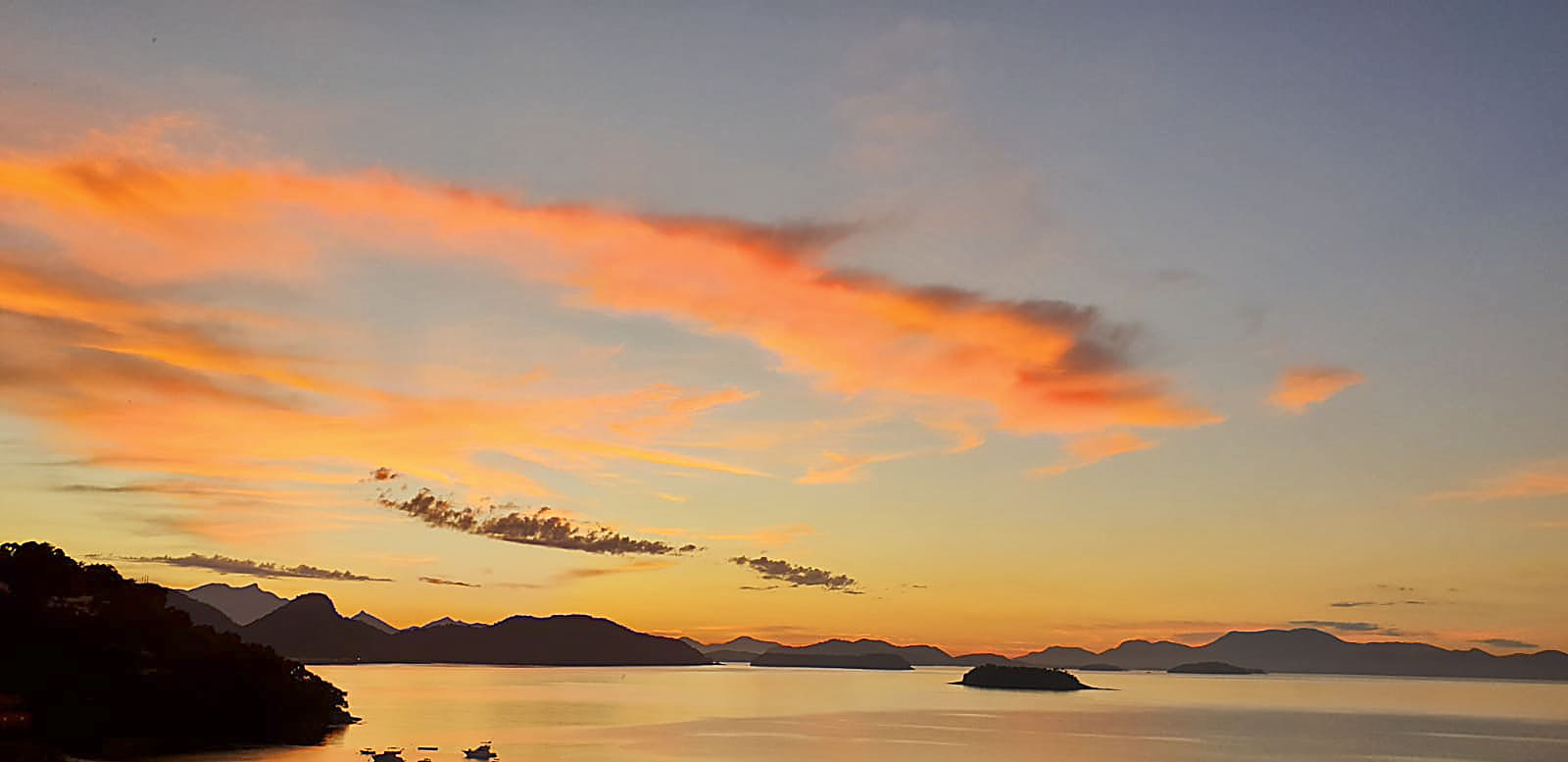 Sonnenaufgang an der Costa Verde, Brasilien