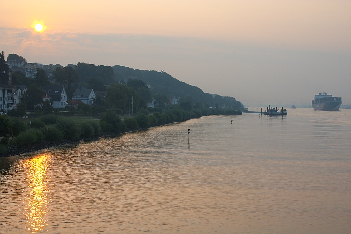 Sonnenaufgang an der Elbe