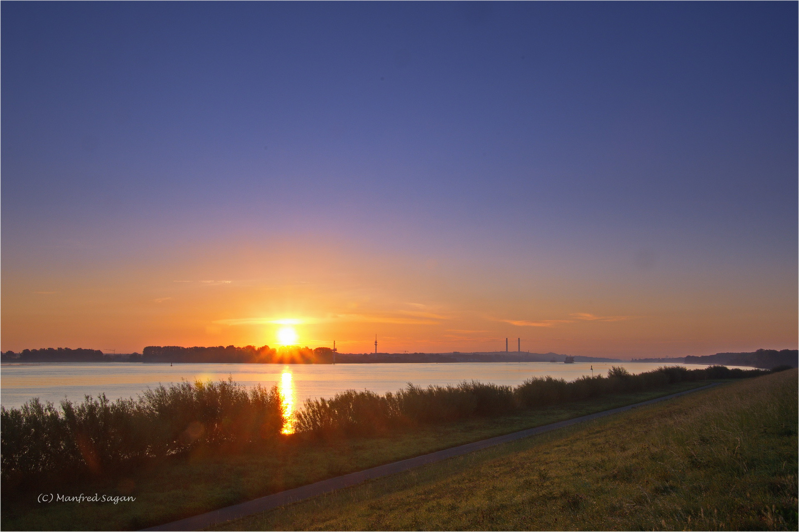 Sonnenaufgang an der Elbe