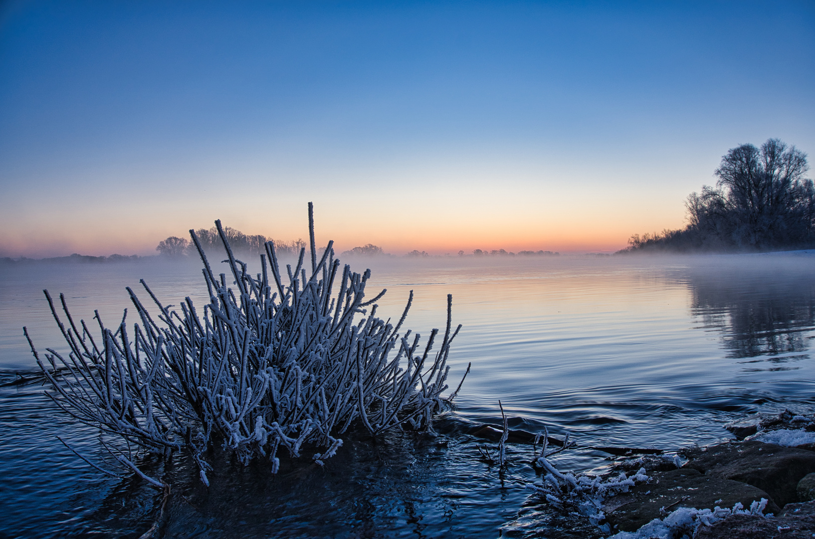 Sonnenaufgang an der Elbe bei -10 Grad