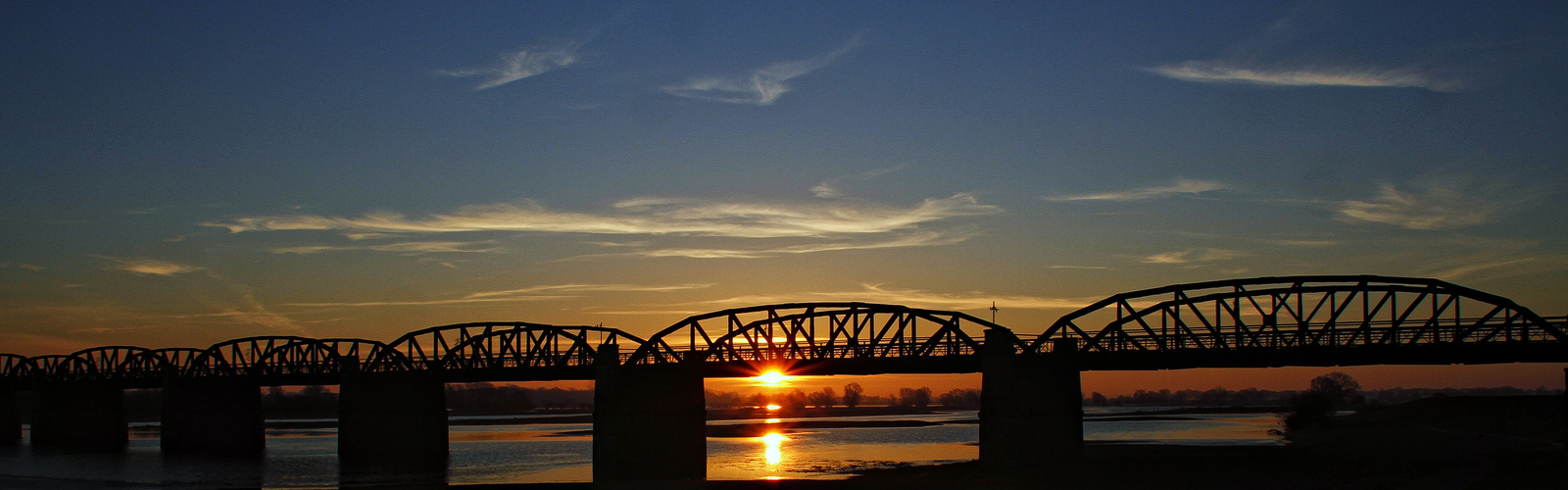 Sonnenaufgang an der Elbe