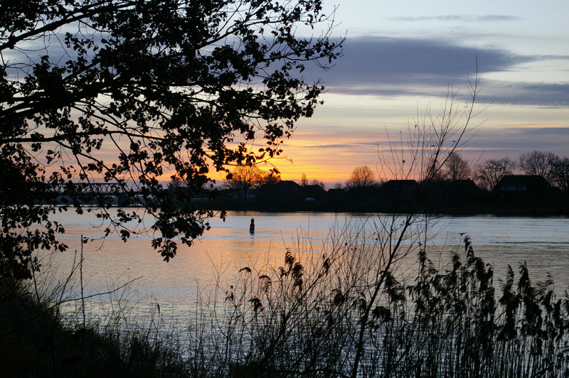 Sonnenaufgang an der Elbe