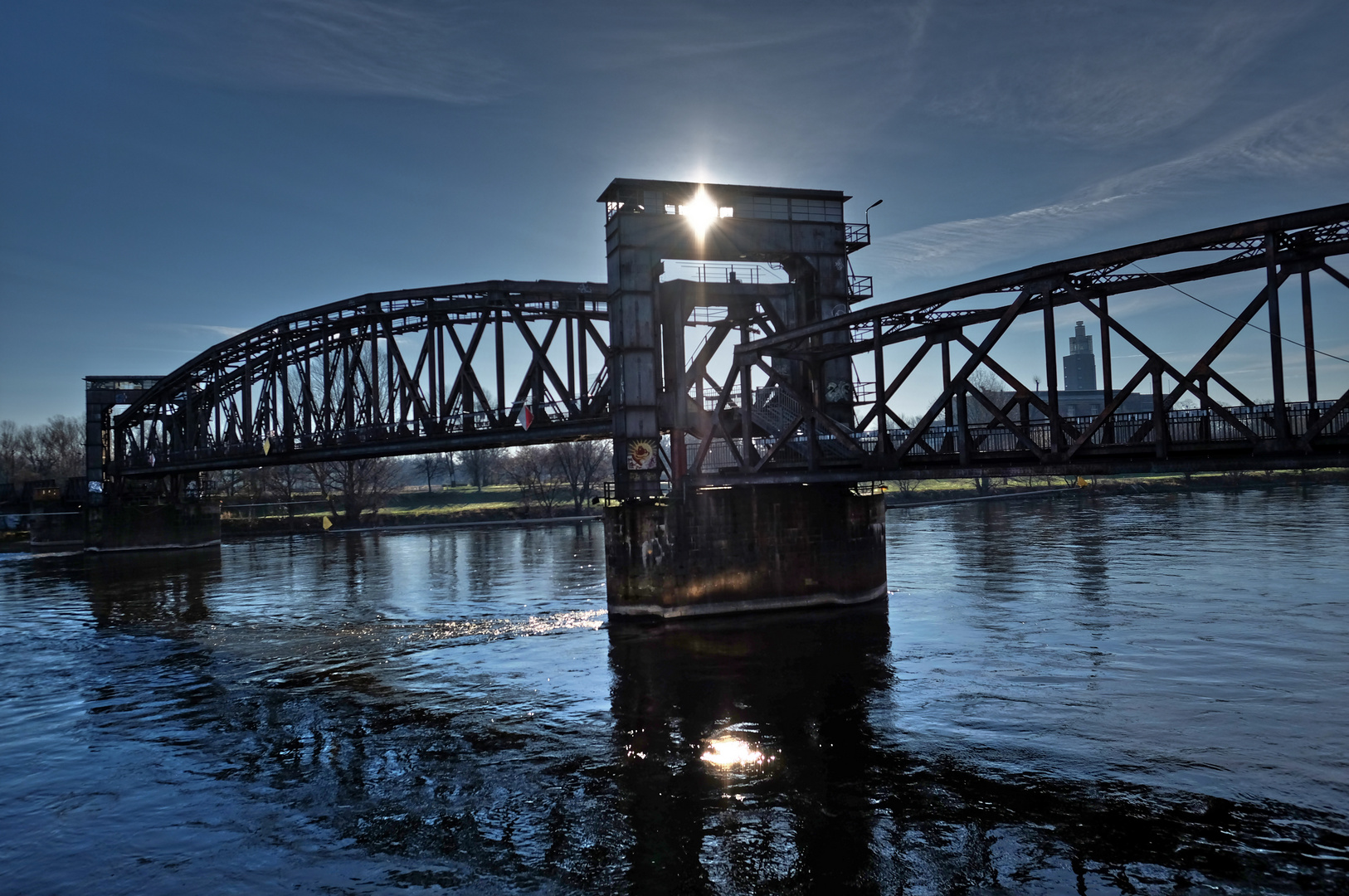 Sonnenaufgang an der Elbe über der alten Eisenbahnbrücke