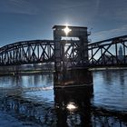 Sonnenaufgang an der Elbe über der alten Eisenbahnbrücke