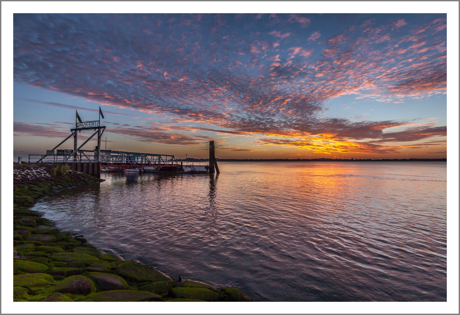 Sonnenaufgang an der Elbe vor Stadersand