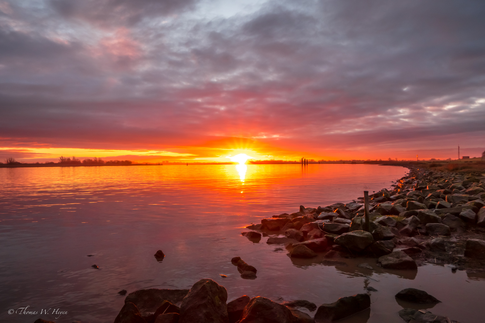 Sonnenaufgang an der Ems bei Soltborg/Ostfriesland