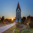 Sonnenaufgang an der Kirche von Nebel