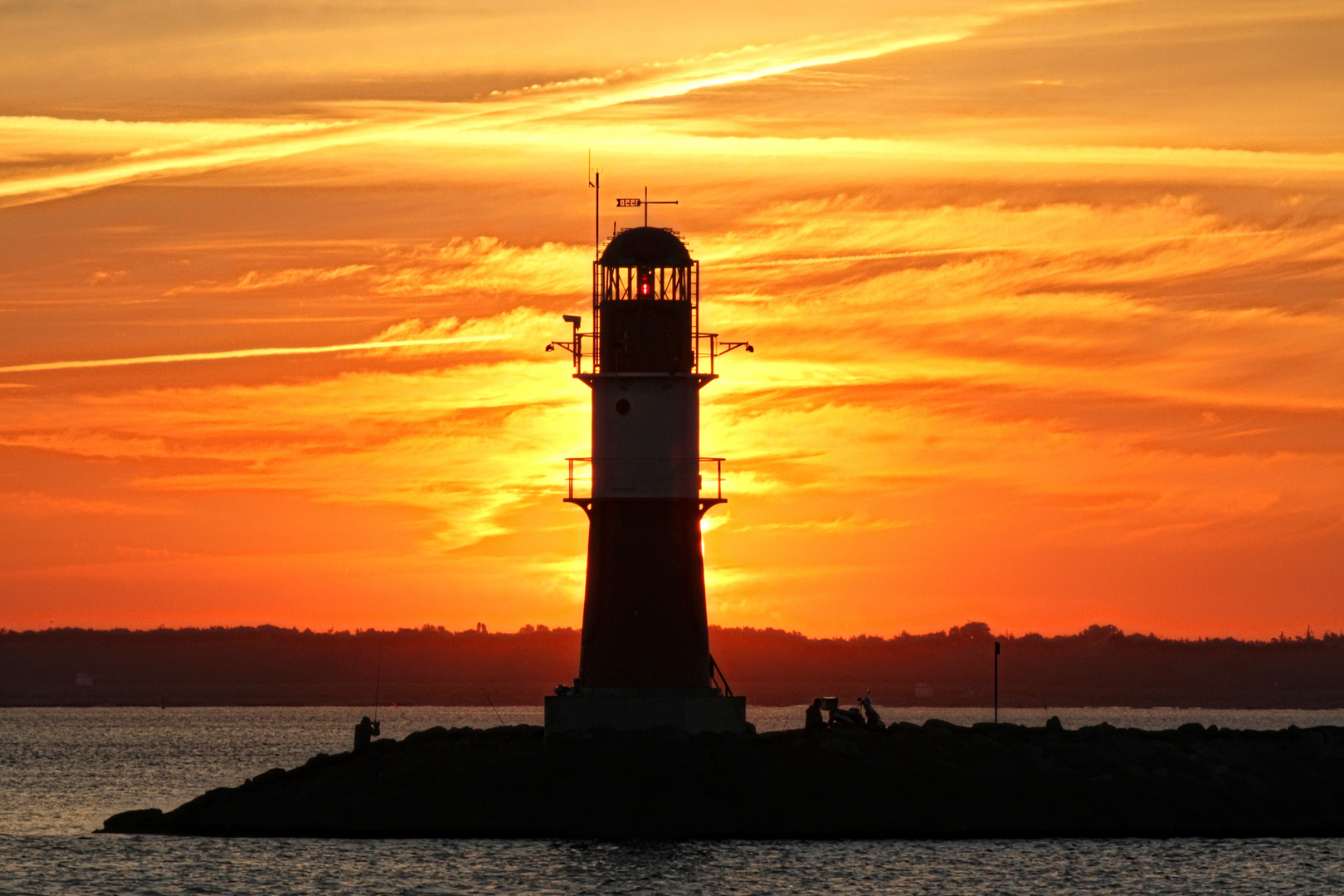 Sonnenaufgang an der Mole von Warnemünde  -  sunrise at mole of Warnemünde