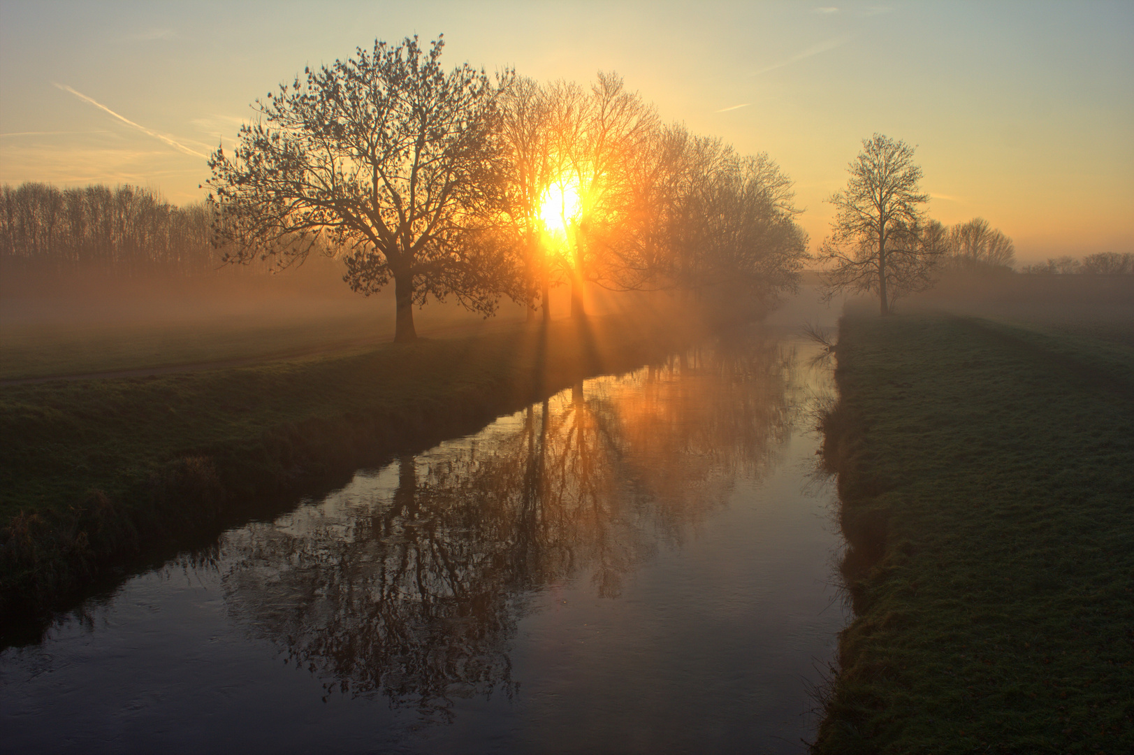 Sonnenaufgang an der Niers im Morgennebel