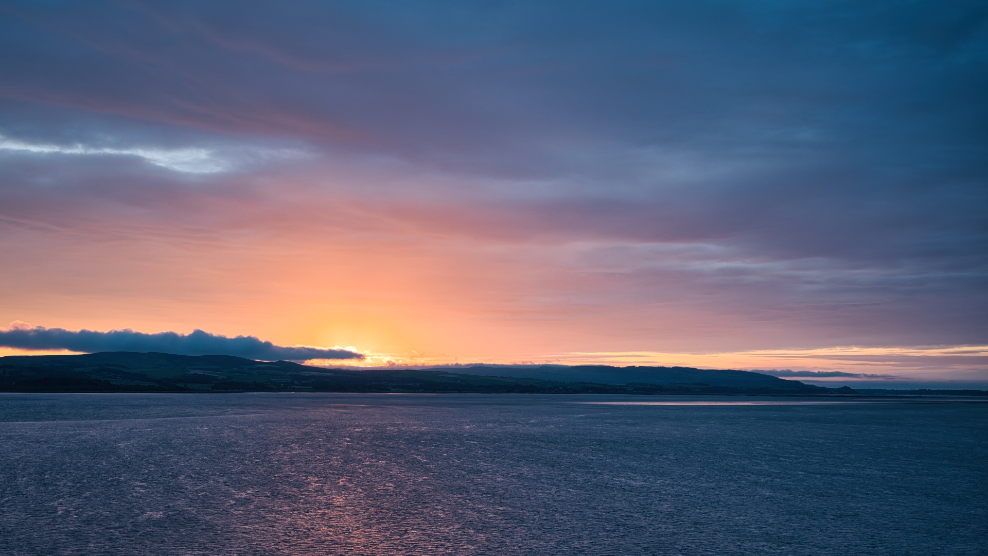 Sonnenaufgang  an der Nordküste von Schottland.